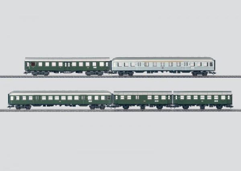 5 verschiedene Personenwagen der Deutschen Bundesbahn (DB). 2 verschiedene Umbauwagen, 2. Klasse. 1 Umbauwagen mit Gepäckabteil. 2 Silberlinge.