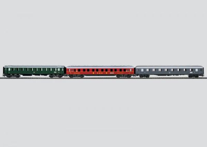 Ergänzungs-Wagenset Riviera Express. Inhalt: 3 verschiedene D-Zugwagen. 1 Abteilwagen der DB, 2.Klasse, grün. 1 Schnellzugwagen der FS, 1.Klasse, grau. 1 Schlafwagen der DSG, rot.