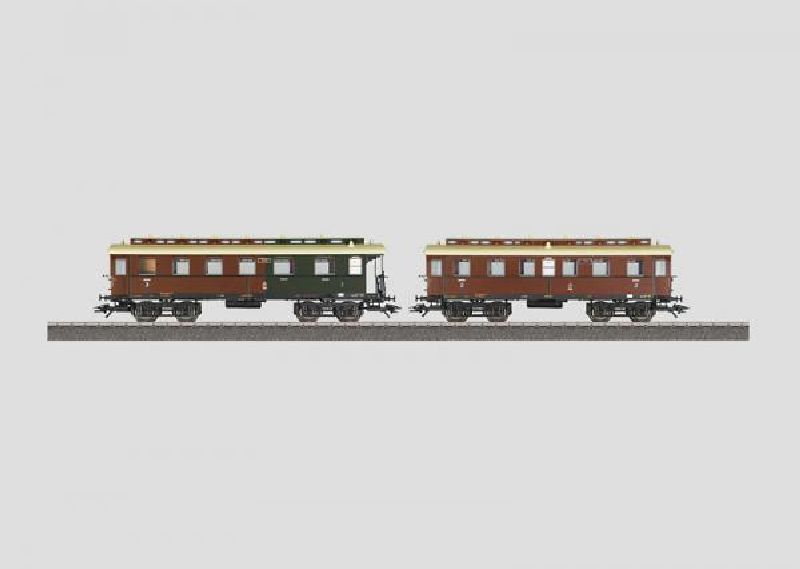 Ein Wagen mit einer offenen Endbühne, ansonsten mit geschlossenen Übergängen. Typspezifische Drehgestelle. Griffstangen und Übergangsbleche angesetzt. Gesamtlänge über Puffer 31,5 cm.