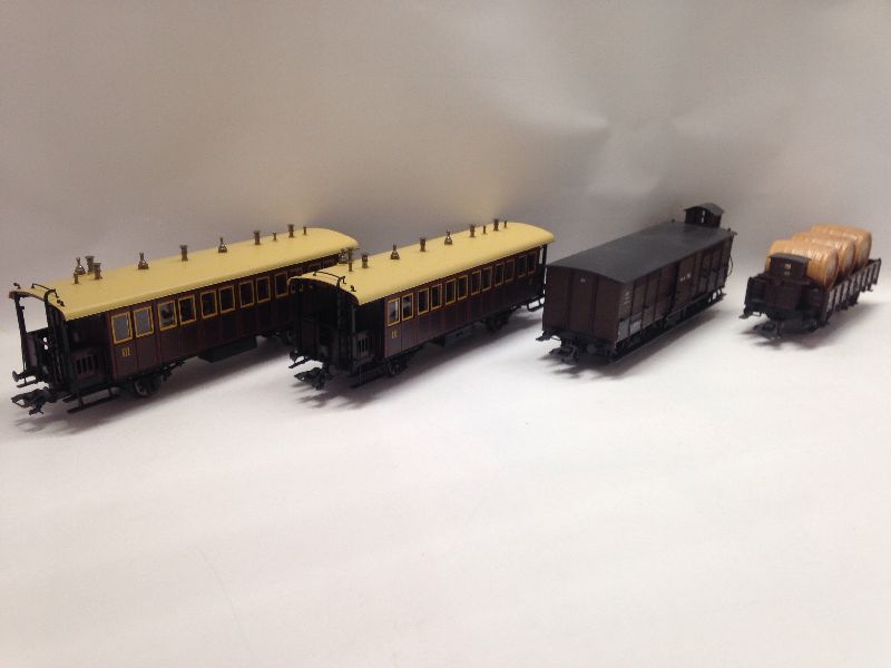 Nebenbahn-Zug der Pfalzbahn  2 Stück Personenwagen 3.Klasse. Ein Güterwagen mit Bremserhaus, 3 achsig. Ein Niederbordwagen mit Bremserhaus, beladen mit 3 Holzfässer, Aufschrift Küferei und Weinkommission Fritz Wolf Bad Dürkheim.