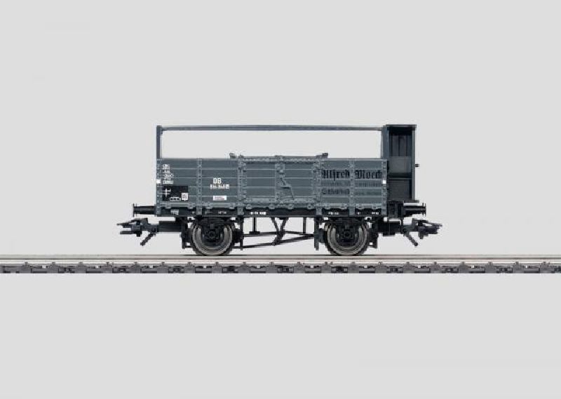 Mittelbordwagen, eingestellt bei der Deutschen Bundesbahn (DB). Ältere Bauart mit giebelförmigen Stirnwänden und Längsträger über dem First.