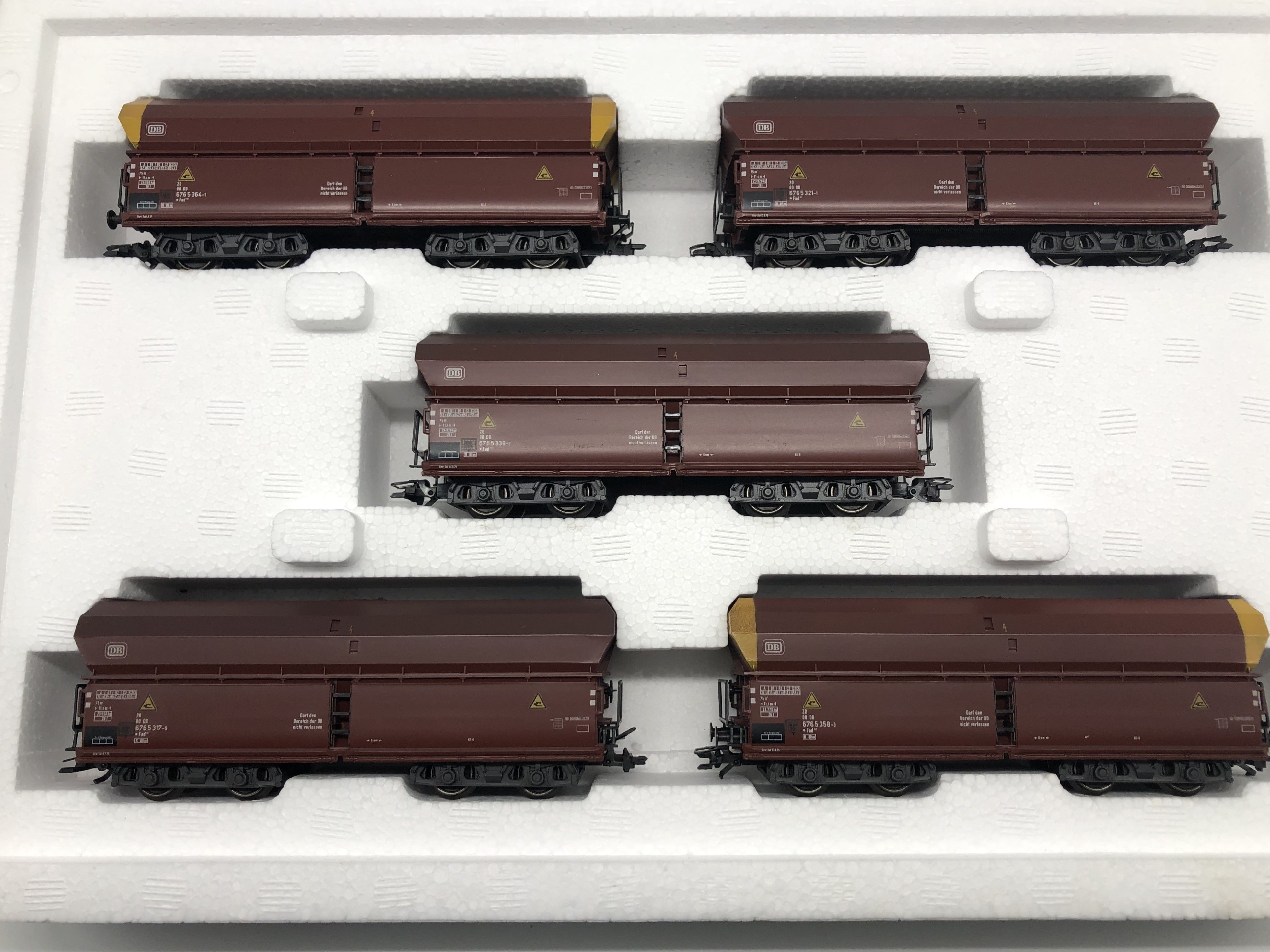 5 Schüttgutwagen, , beladen mit echter Kohle.