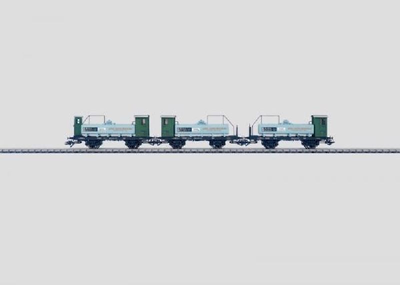 3 Wagen in unterschiedlichen Ausführungen und mit verschiedenen Betriebsnummern. Filigrane Ausführung mit durchbrochenem Wagenboden. Nachbildung des Pumpenhauses. Angesetzter Kesselaufstieg mit Handlauf. Gesamt-LüP 306 mm