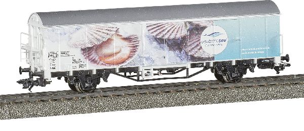 Idee&Spiel EUROTRAIN-Exklusivmodell. Zweiachsiger Kühlwagen der Bauart Ibblps 379 in Werbegestaltung der Firma ?Deutsche See? mit isolierten, glatten Seitenwänden und Eisluke mit Beeisungsbühne an einer Wagen-Stirnseite. Länge über Puffer 16,2 cm.