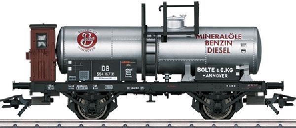 Zweiachsiger Oldtimer-Kesselwagen bayerischer Bauart, mit Bremserhaus. Privatwagen der Firma Bolte & Co. KG, Hannover, eingestellt bei der Deutschen Bundesbahn (DB). Betriebszustand ca. Ende 1950er-Jahre.