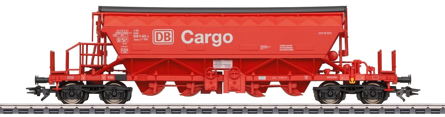 Vierachsiger Schwenkdachwagen als Kaliwagen der Bauart Taoos-y 894 mit einem Fassungsvermögen von 67 m³. Verkehrsrote Grundfarbgebung. Deutsche Bahn AG (DB AG), Güterverkehrssparte DB Cargo. LüP 184 mm