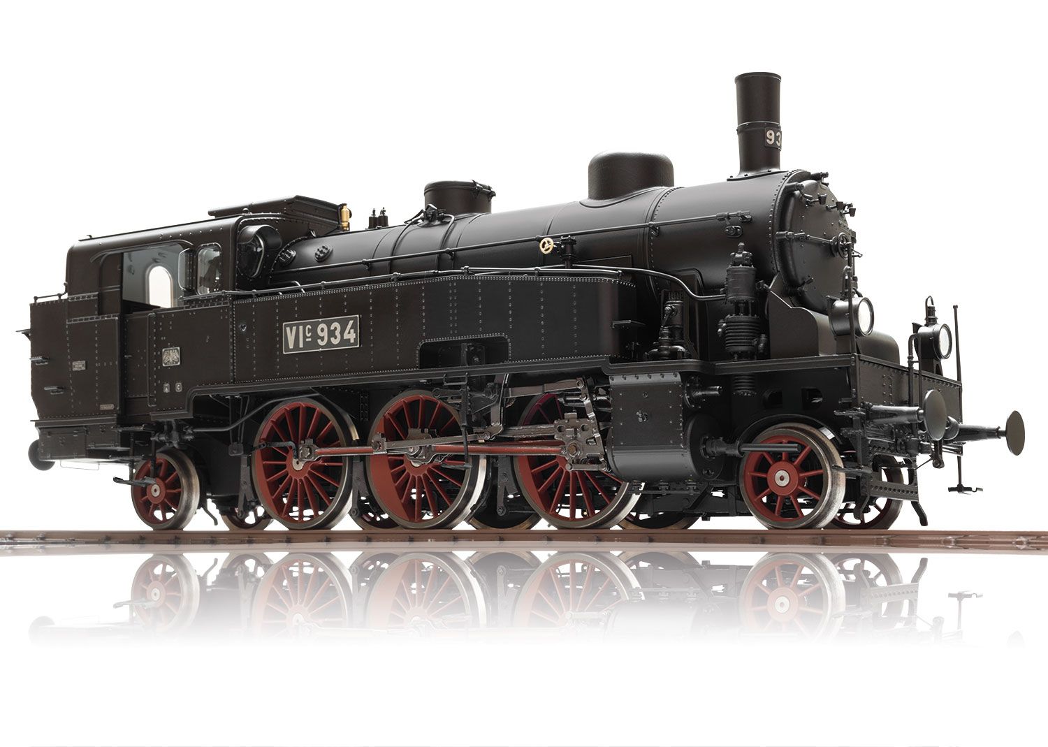 mfx-Decoder für Betrieb mit Wechselstrom, Gleichstrom, Märklin Digital und DCC. Rauchgenerator mit radsynchronem Dampfausstoß, Zylinderdampf und Dampfpfeife. Führerstands- und Feuerbüchsenbeleuchtung. LüP 39,7 cm