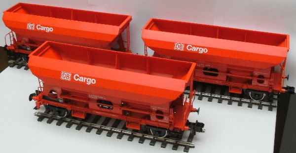DB Cargo rot  3 Schotter-Wagen der DB Cargo, Kunststoff-Gehäuse, mit Entladeeinrichtung.