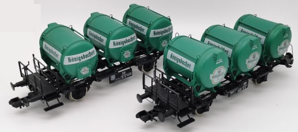 2 Behältertragwagen BT 10 DB Epoche III, unterschiedlichen Betriebsnummern. Angesetzte Anschriftentafeln. Beladen mit je 3 abnehmbaren Kesselcontainern.