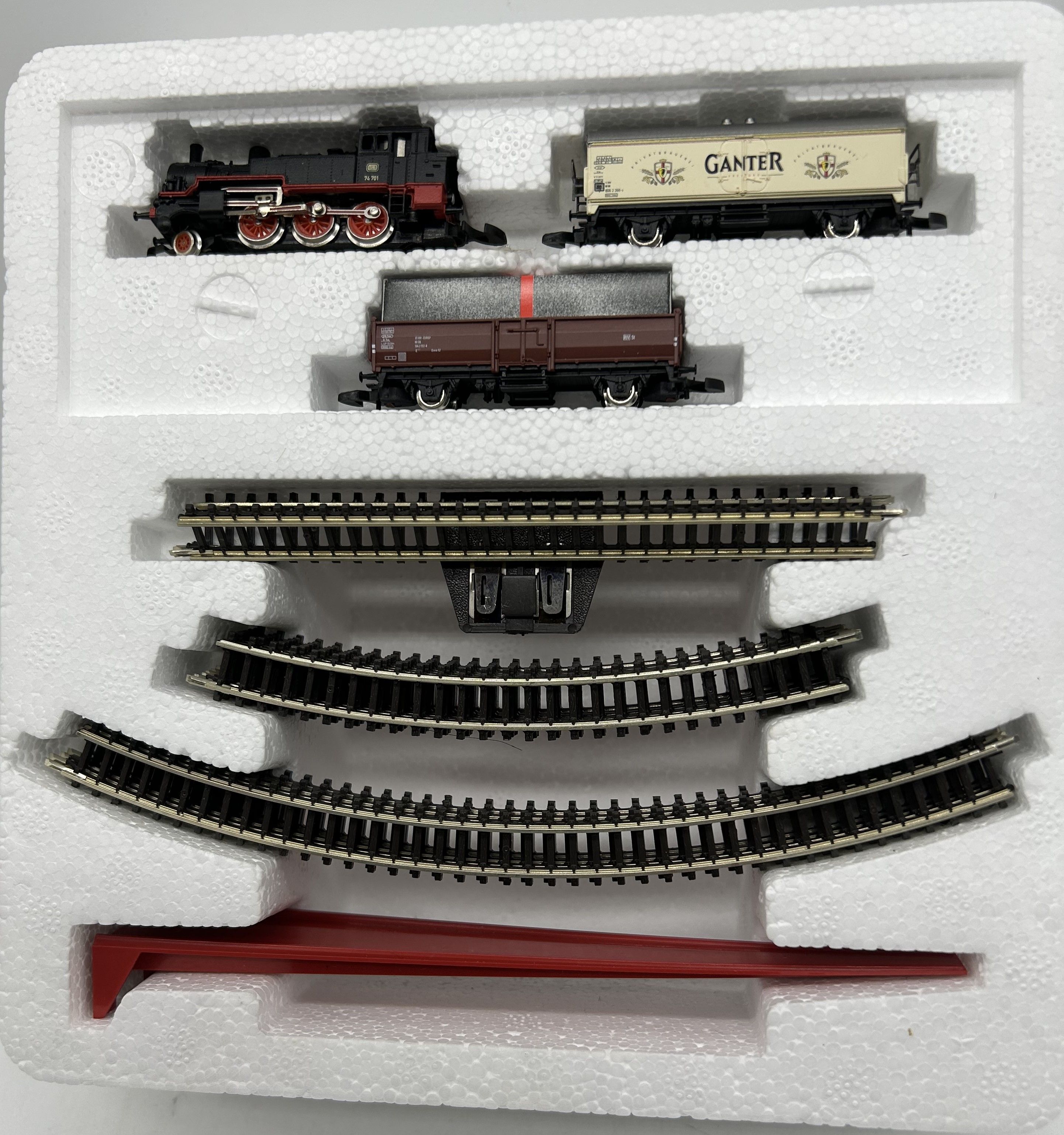 1 Tenderlokomotive Baureihe 74 der Deutschen Bundesbahn (DB). 1 offener Güterwagen. 1 Kühlwagen.