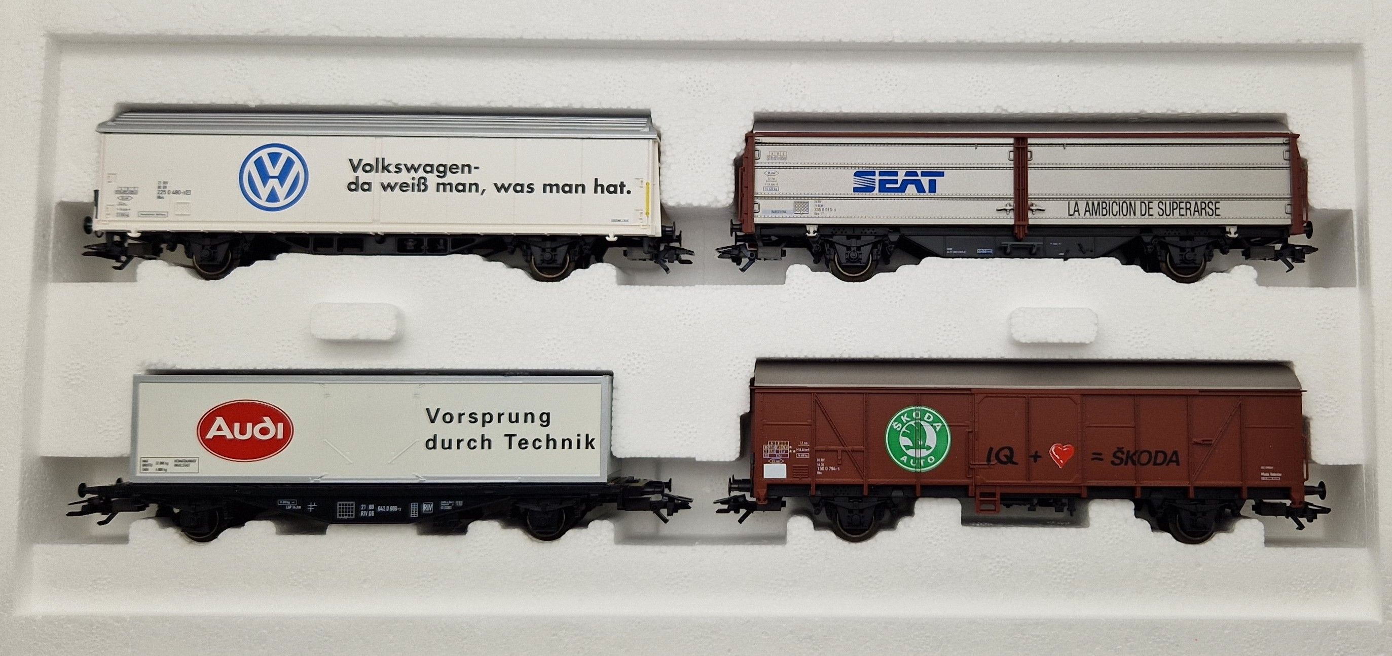 Güterwagenset VW-Gruppe. 4 gedeckte Güterwagen der Volkswagengruppe. Je ein Wagen beschriftet mit: Audi, VW, Skoda, Seat.