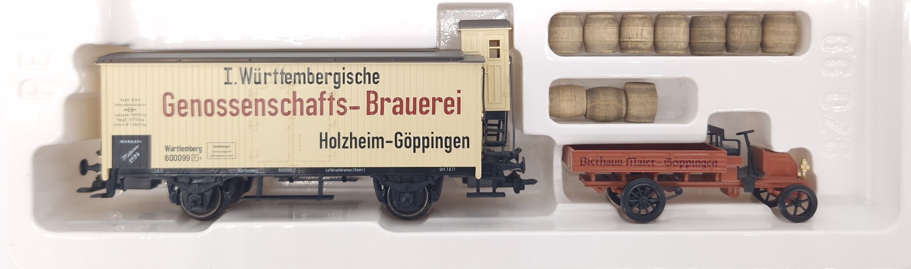 Gedeckter Güterwagen mit Bremserhaus, Aufschiften: Museum 1994, I.Württembergische Genossenschafts-Brauerei, Wagennr. 600 099, Oldtimer-LKW, Ladegut bestehenden aus Fässern