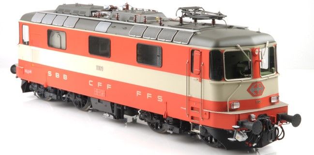 eckige Scheinwerfer. Komplett in Messing gefertigt, mit ESU LokSound XL 5-Decoder. LüP 481 mm