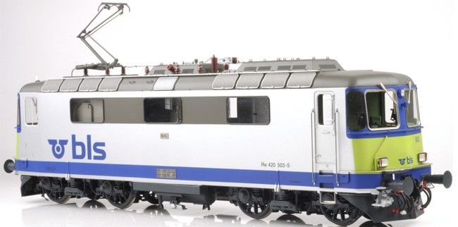 eckige Scheinwerfer, ex SOB 41, Halbscherenpanto, Klima, Messingmodell, ESU LokSound 5 XL Decoder, Antrieb auf 4 Achsen, Mindestradius 1020 mm,  Modell-Schraubenkupplung, Vorbereitet für Märklin Klauenkupplung, Federpuffer, Inneneinrichtung