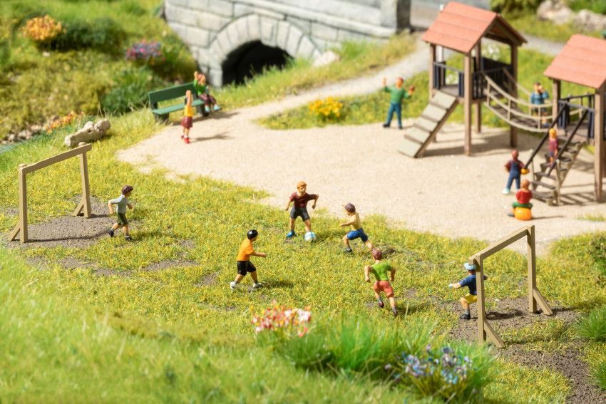 15817 Noch - H0 Kinder auf dem Bolzplatz - Spur H0