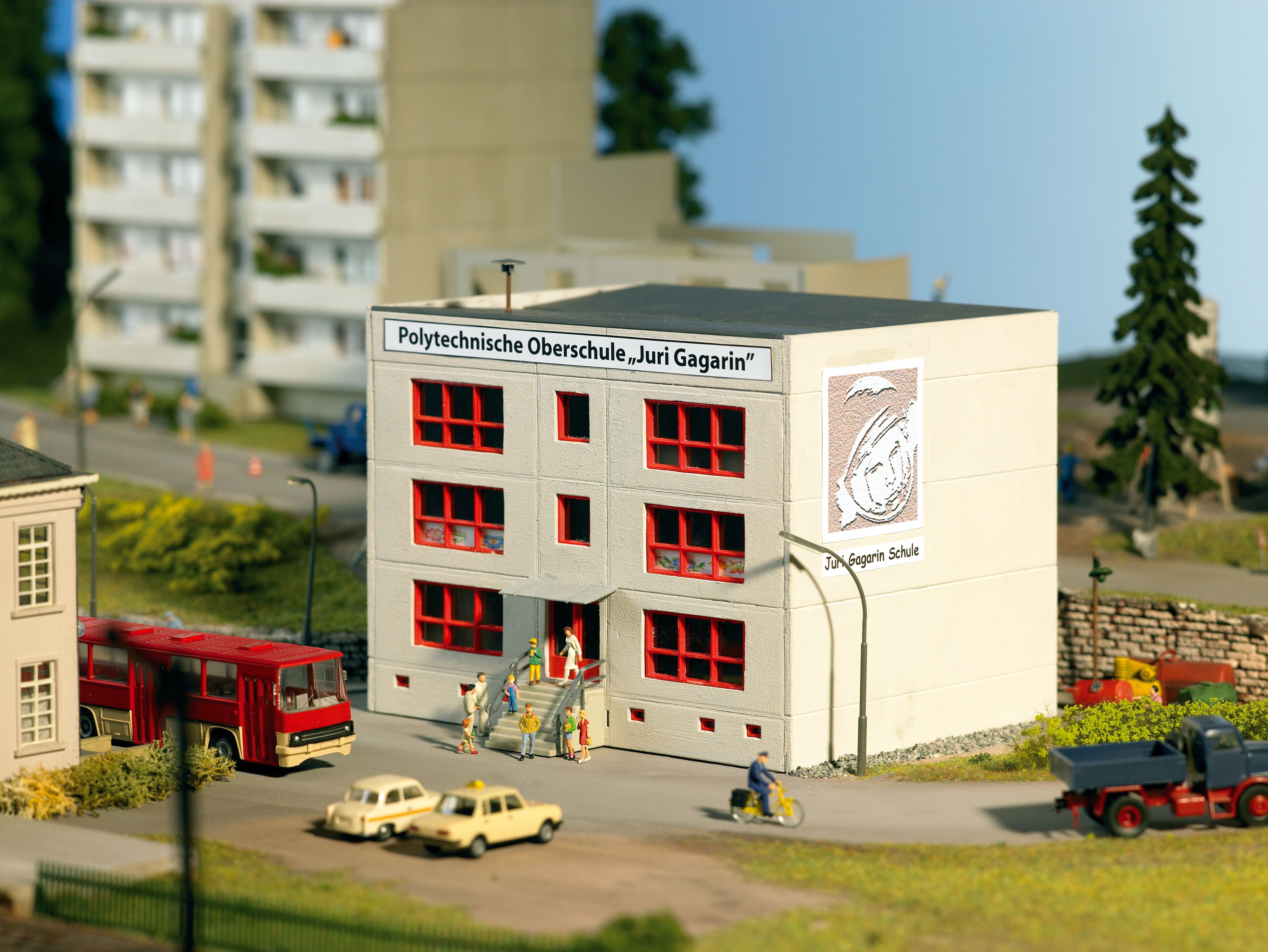 61150 Piko - Plattenbau Schule POS - Spur H0