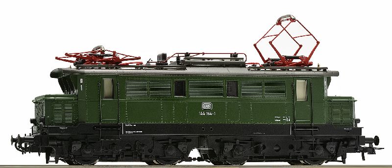 Motor mit Schwungmasse, Kupplungsaufnahme nach NEM 362 mit Kurzkupplungskinematik. Antrieb auf vier Achsen. Zwei Achsen mit Haftreifen. Lichtwechsel weiß/rot mit der Fahrtrichtung wechselnd.