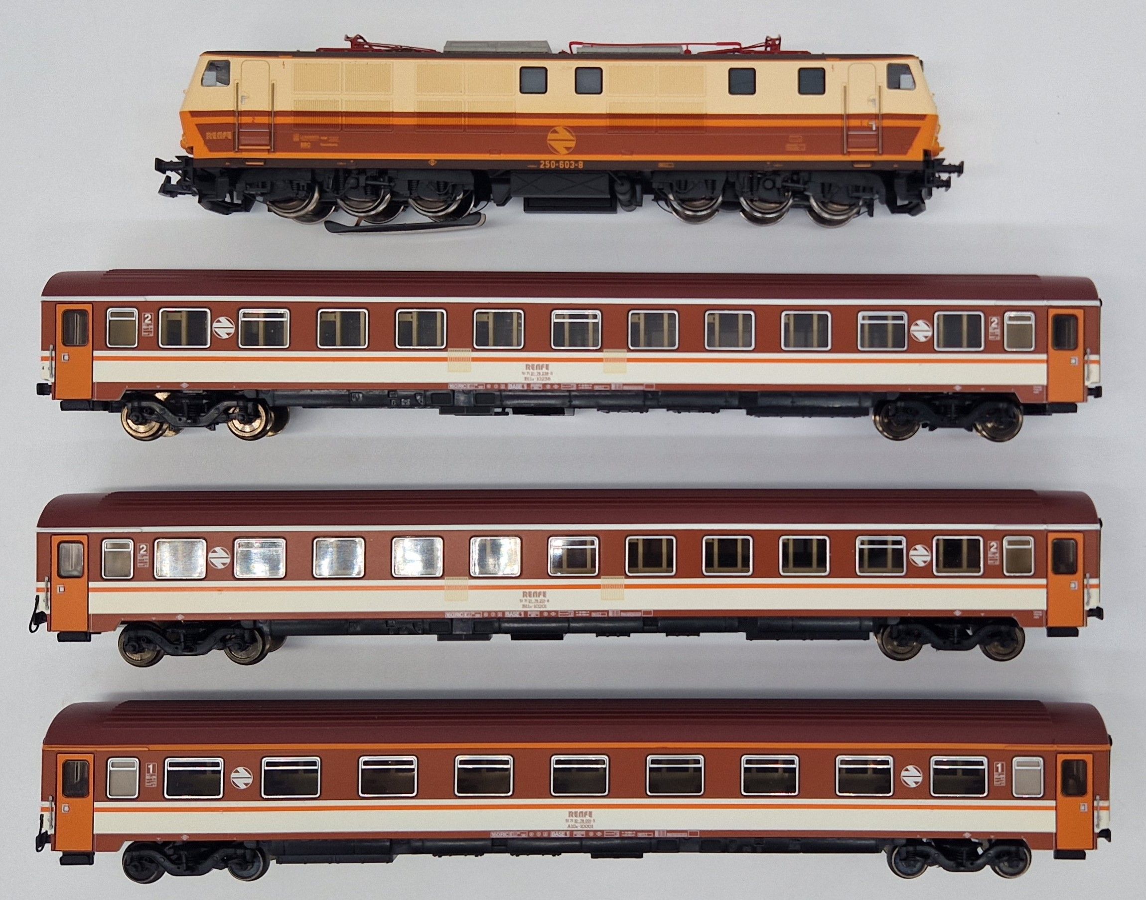 ohne OVP im Ersatzkarton! 4-teiliger Personenzug: Roco 68413 / 64410 / 64411 / 64412 E-Lok E 250 "Estrella" RENFE und 3 Schnellzugwagen Bauart Eurofima. Für MÄRKLIN Digital mit ESU-Sound-Decoder V3.5