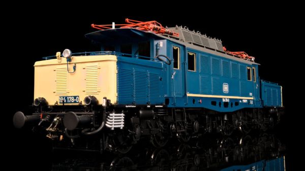 Aufbau: ozeanblau, Fahrwerk und Rahmen: schwarz, Räder: schwarz, beige fronten und Zierstreifen an der Seite, mit Dachvorbau, original Lüfter, 3 Frontfenster, Lampen: 2x DRG 1x Hella, SBS-9 Pantograph mit je 1 Schleifleiste