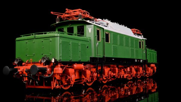 Aufbau: Grün, Brücke: Schwarz, Fahrwerk und Rahmen: rot, Räder: rot, ohne Dachvorbau, original Lüfter, Lampen: 2x DRG, Pantograph RBS 58 mit Doppelwippe