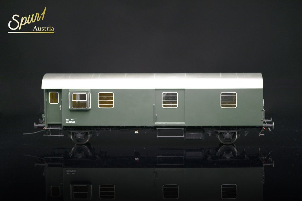 Dih Gepäckwagen, Wagenkasten tannengrün, Schiebetür tannengrün, verschieden Beschriftungsvarianten