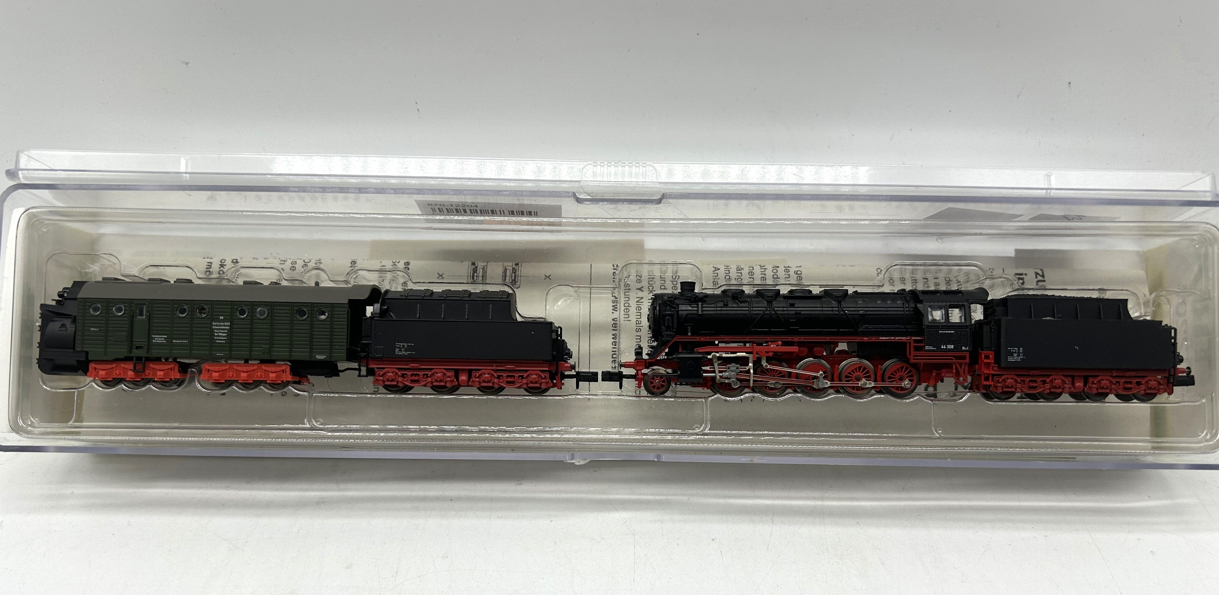 analog Schlepptenderlok BR 44, Bauart 1’E-h3, schwarz, ohne Windleitbleche, und Dampfschneeschleuder (Bauart Henschel), 6-achsig, grün/schwarz, mit Tender, 2-achsig, schwarz