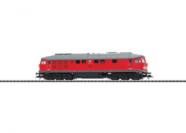 Aus Set 21524, ohne OVP im Ersatzkarton. Ludmilla in verkehrsroter Farbgebung, DC-analog mit 21-poliger Digital-Schnittstelle. Metallgehäuse, Motor mit Schwungmasse. 3 Achsen angetrieben, Haftreifen.