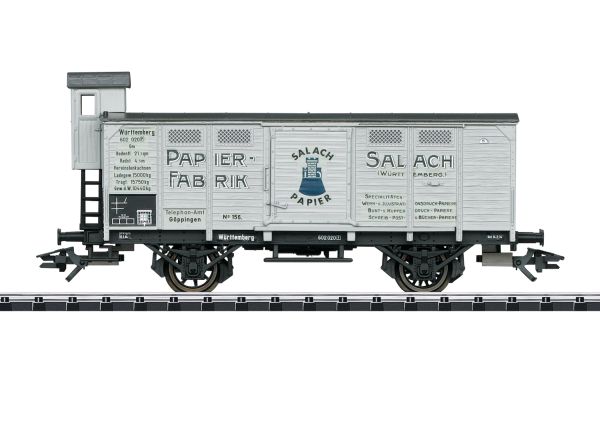 Zweiachsiger Privatgüterwagen mit fiktiver Beschriftung der Salacher Papierfabrik. Das Modell ist ohne Endfeldverstärkungen und entspricht in Lackierung und Bedruckung der Epoche I. Mit Kinematik für Kurzkupplung. Länge über Puffer 11,0 cm.