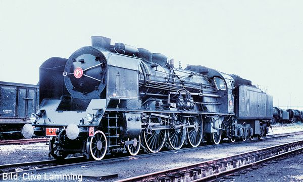 SNCF, Lackierung schwarz/schwarz, mit Messing-Kesselbändern, roten Zierlinien und schwarzen Radreifen, 4-achsiger 30 m3 PLM-Tender