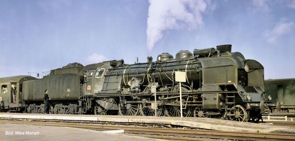 SNCF, Lackierung schwarz/schwarz, mit Messing-Kesselbändern, gelb-beigen Zierlinien und weißen Radreifen; 4-achsiger 38 m3 Nordbahn-Tender; mit steckbarem „Flèche d‘Or”-Logo für die Rauchkammertür