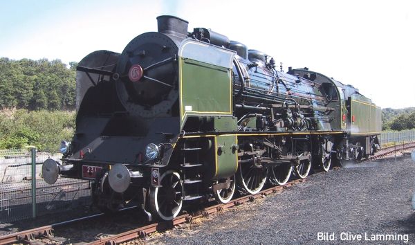 MFPN, Lackierung grün-schwarz/schwarz, mit Messing-Kesselbändern, gelben Zierlinien und weißen Radreifen, 4-achsiger 38 m3 Nordbahn-Tender, Museums-Zustand, mit steckbarem „Flèche d‘Or”-Logo für die Rauchkammertür