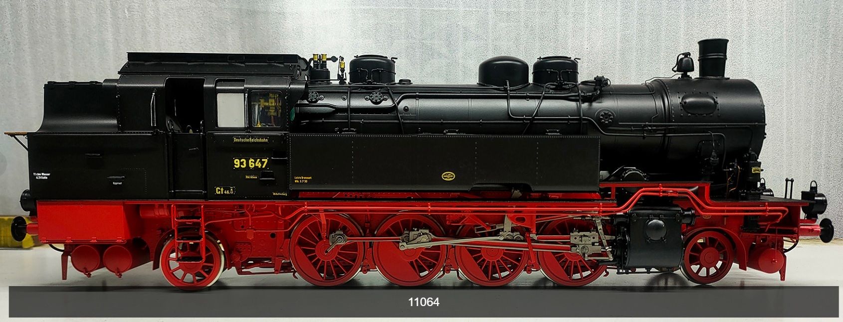 FINESCALE, Bw Hamburg-Wilhelmsburg, rot/schwarz, 2x Gaslampe, 3 Dome, Sandkästen rund, mit Glocke, Oberflächenvorwärmer quer unter Kessel