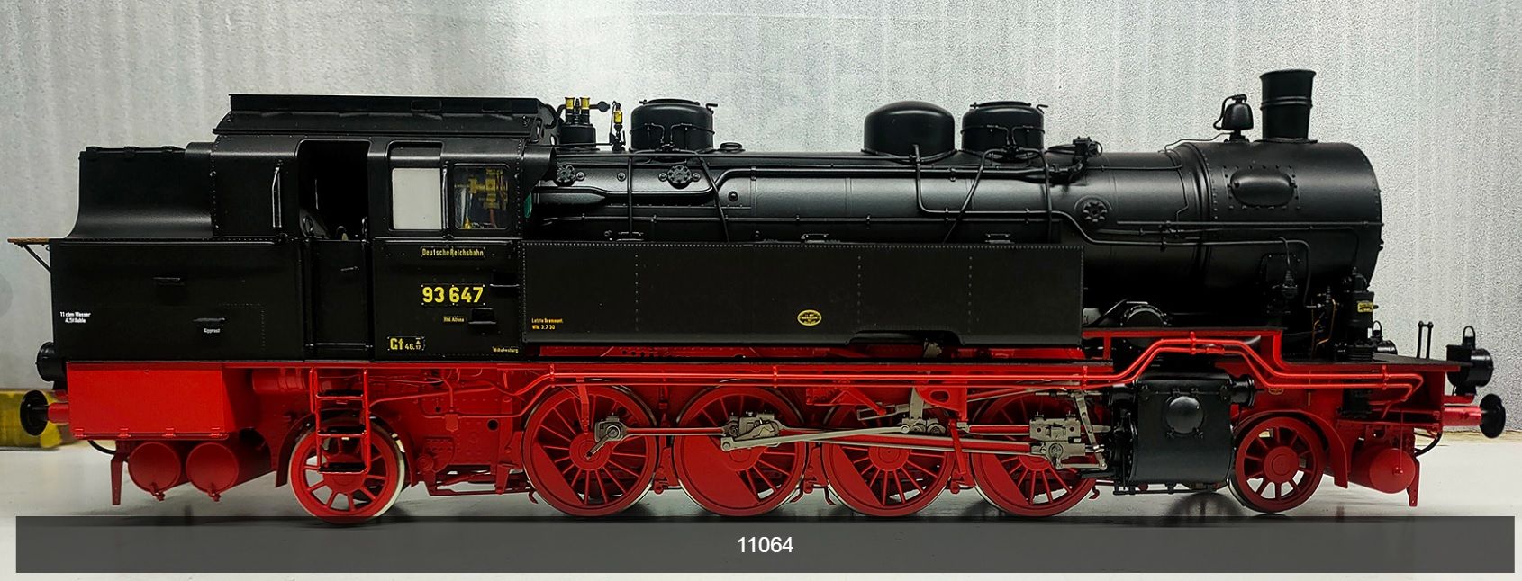 Bw Hamburg-Wilhelmsburg, rot/schwarz, 2x Gaslampe, 3 Dome, Sandkästen rund, mit Glocke, Oberflächenvorwärmer quer unter Kessel