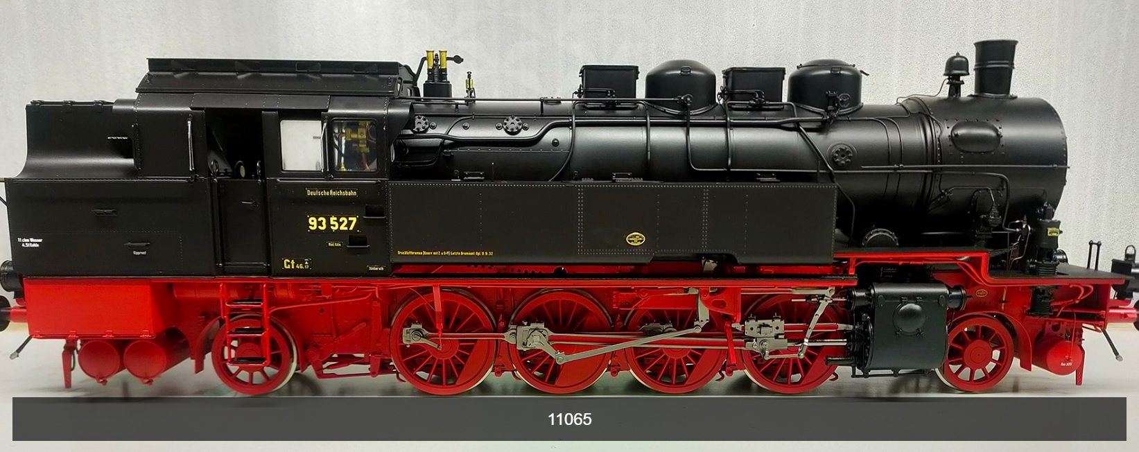 Bw Jünkerath, rot/schwarz, 2x Gaslampe, 4 Dome, Sandkästen eckig, ohne Glocke, Oberflächenvorwärmer quer unter Kessel