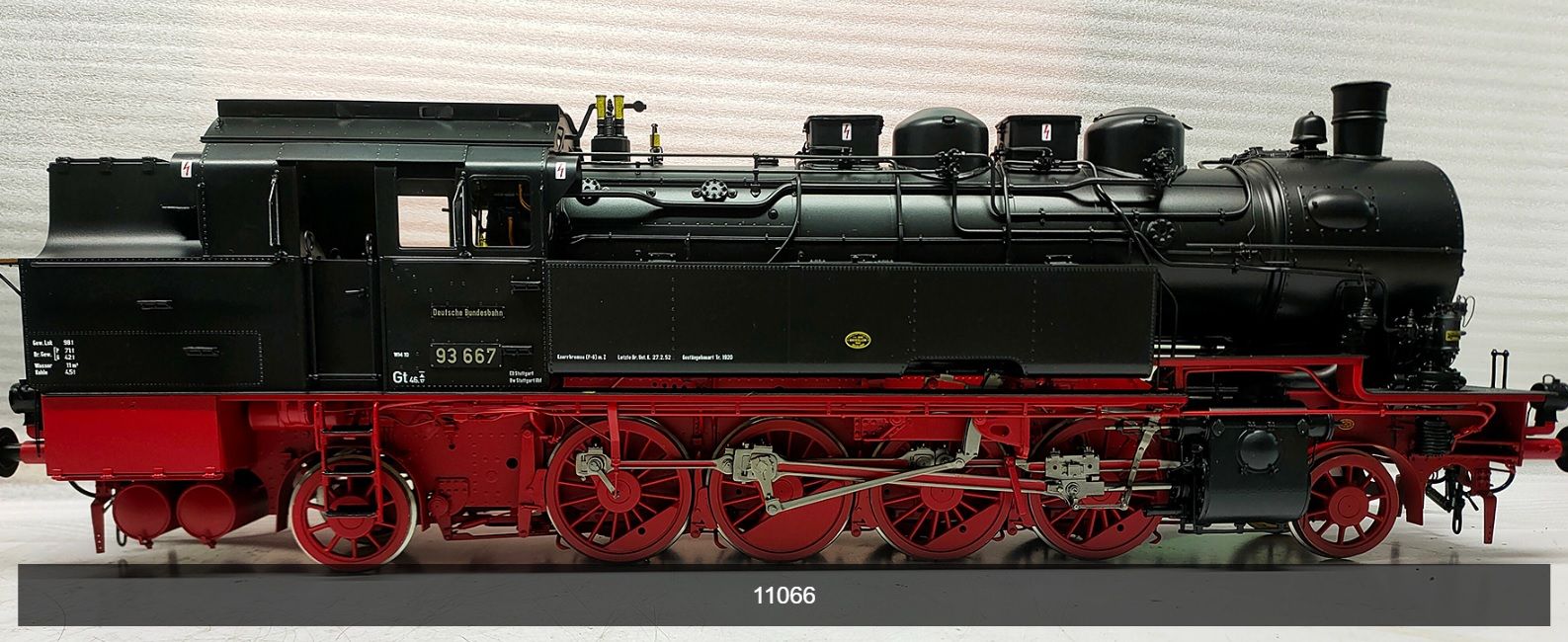 Bw Stuttgart Hbf, rot/schwarz, 2x DRG Lampe, 4 Dome, Sandkästen eckig, mit Glocke, Oberflächenvorwärmerquer unter Kessel