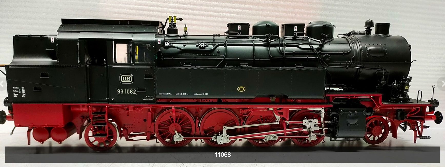 FINESCALE, Bw Osnabrück Hbf, rot/schwarz, 2x DRG Lampe + 1x Hella-Lampe, 4 Dome, Sandkästen eckig, mit Glocke, Oberflächenvorwärmer seitlich oberhalb Zylinder, ohne Schlotaufsatz