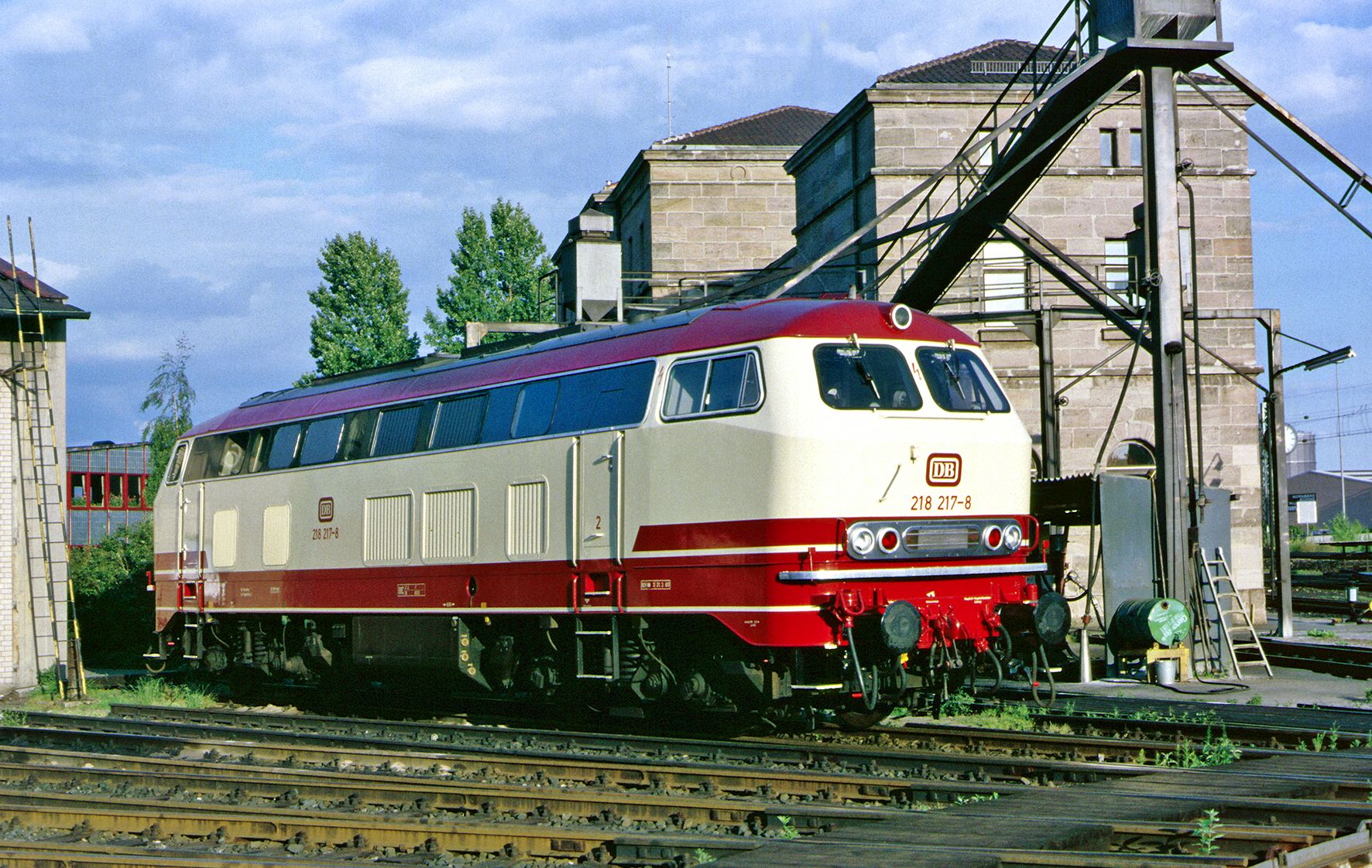 FINESCALE, BD Nürnberg, Bw Regensburg, Krupp-Drehgestell, DB, elfenbein/purpurrot/schwarz, mit rechteckigen, V-förmig angeordneten Abgashutzen