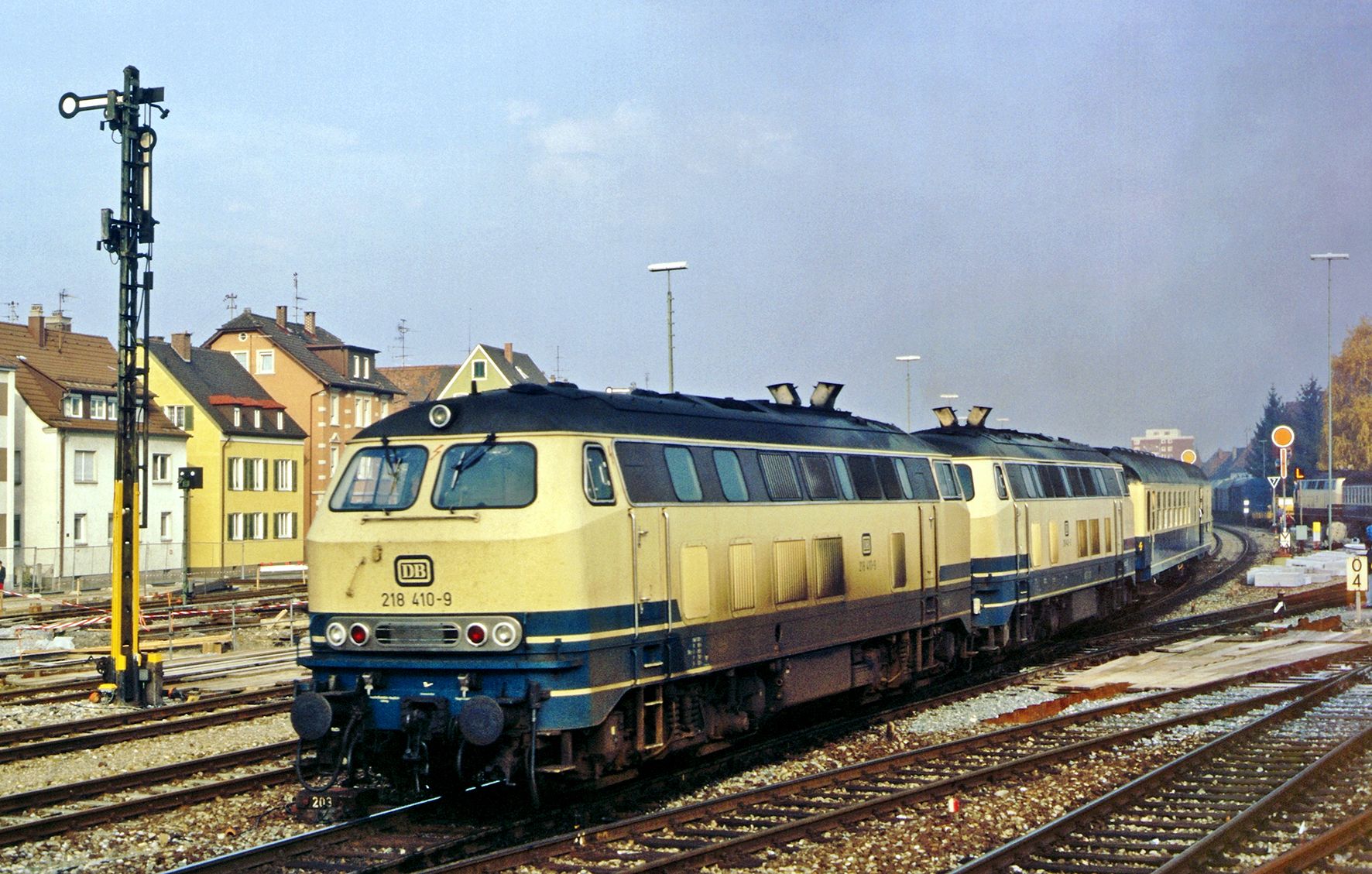 BD Essen, Bw Hagen 1, Krupp-Drehgestell, DB, elfenbein/ozeanblau/graubraun, mit rechteckigen, V-förmig angeordneten Abgashutzen
