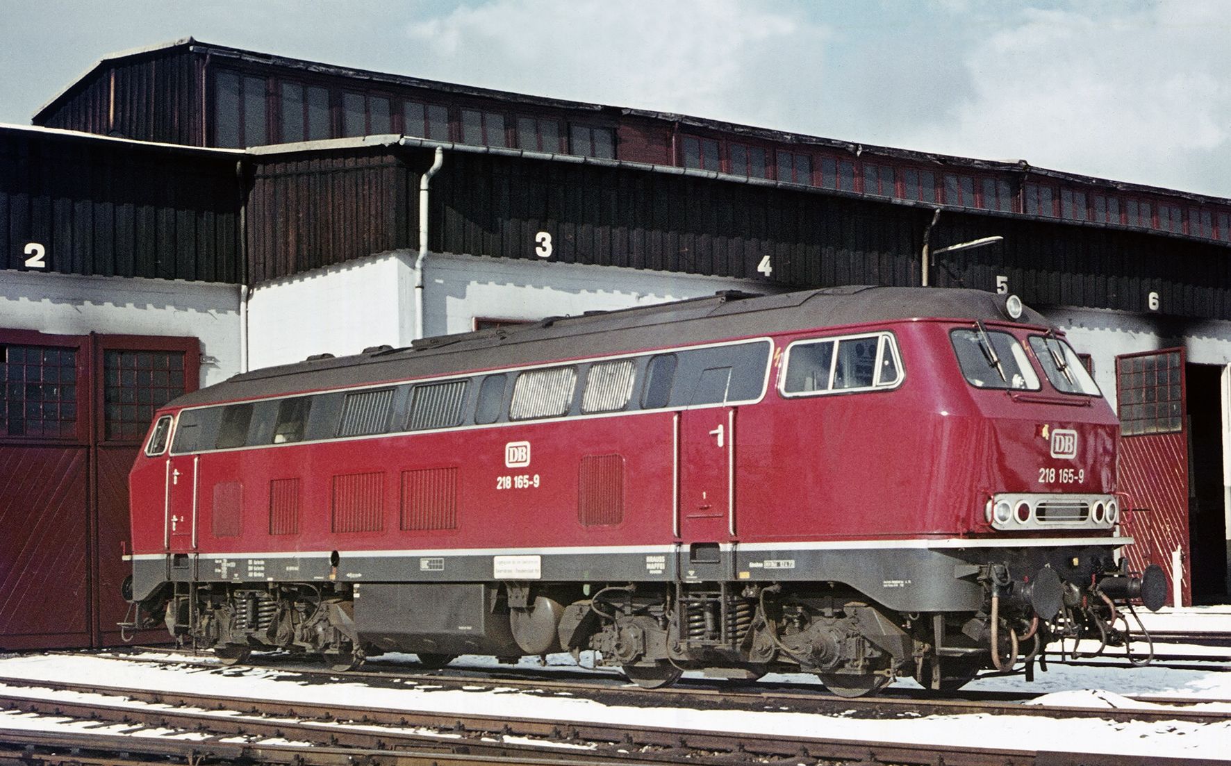 FINESCALE, BD München, Bw Kempten, MaK-Drehgestell, DB, orientrot/graubraun, mit rechteckigen, V-förmig angeordneten Abgashutzen, alter DB-Keks