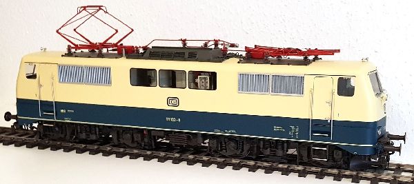 13007 Wunder - E-Lok 111 215-0 Ep.VI Railadventure hellgrau/grau NEM - Spur 1