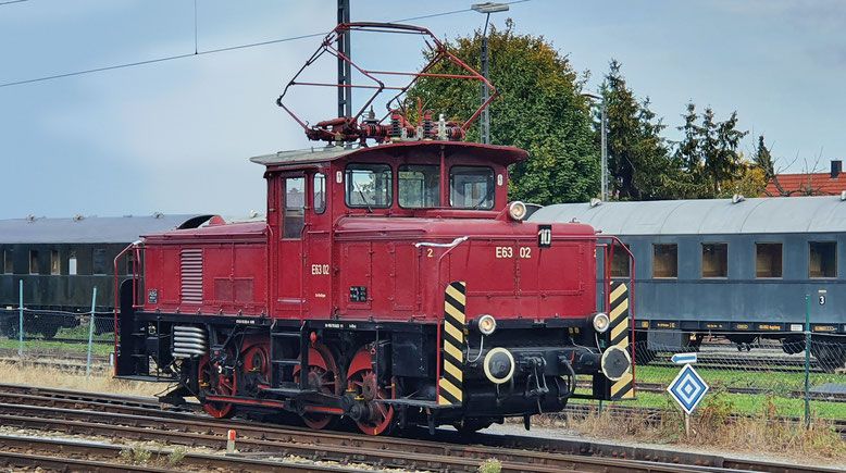 DB, purpurrot/schwarz, schwarze Radkörper mit weißen Radreifen, Frontumlauf ohne Warnanstrich, Stromabnehmer SBS 10 mit neuer Schleiferwippe