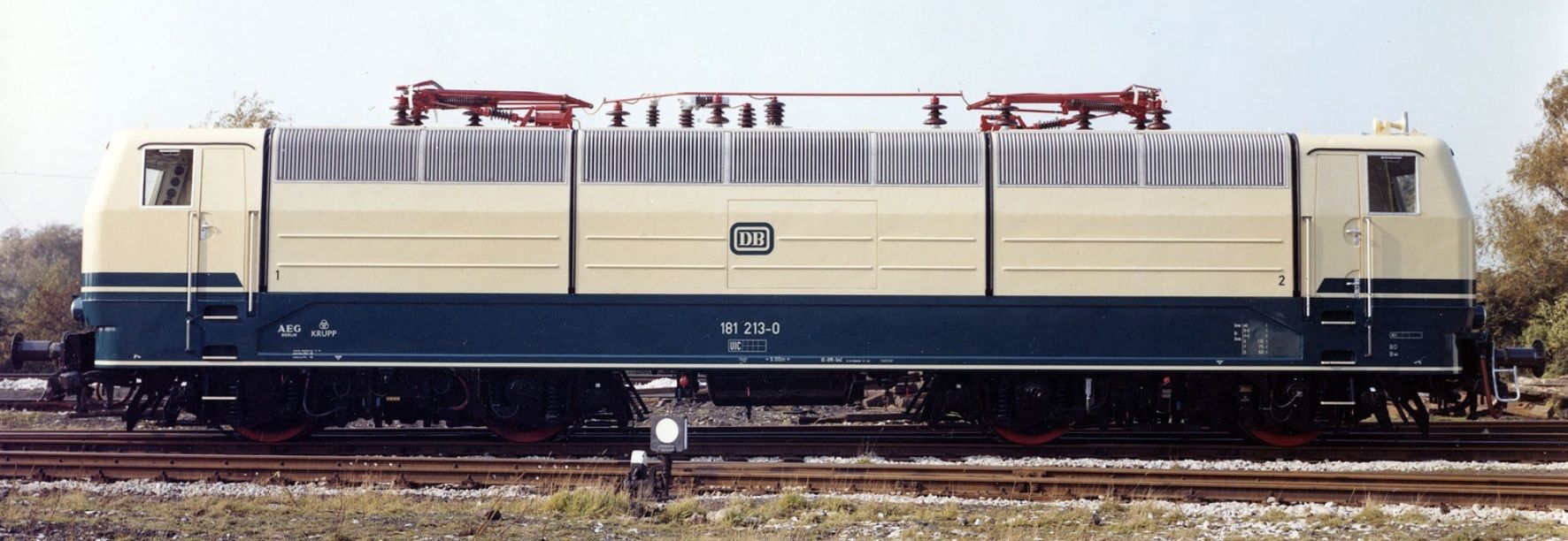 NEM-Räder, DB-Epoche IVb, ozeanblau/elfenbein, Einholm-Stromabnehmer SBS67 mit verschieden breiten Schleifleisten, alter DB-Keks an den Stirn- und Seitenwänden, Anschrift "LORRAINE" und Europa-Logo an den Seitenwänden, BW Saarbrücken