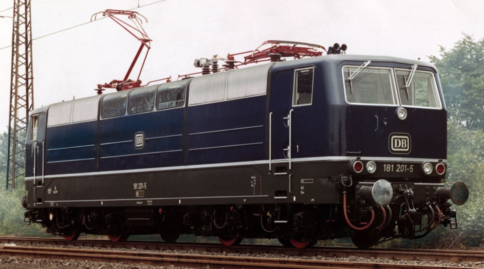 NEM-Räder, DB Epoche V, verkehrsrot/basaltgrau, Einholm-Stromabnehmer SBS67 mit verschieden breiten Schleifleisten, neuer DB-Keks an den Stirn- und Seitenwänden, Anschrift "LUXEMBOURG" und Europa-Logo an den Seitenwänden, BW Saarbrücken