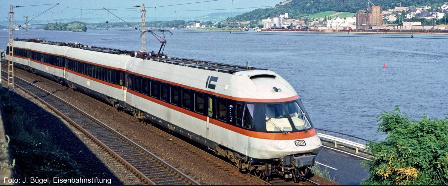 Bw München Hbf, DB, 4-teilig: 2x Avm (Abteilwagen), 1xApm (Großraumwagen), 1x ARpm (Halbspeisewagen), lackiert in kieselgrau, schwarzbraun, blutorange/reinorange, schwarzgrau; Einholm-Stromabnehmer