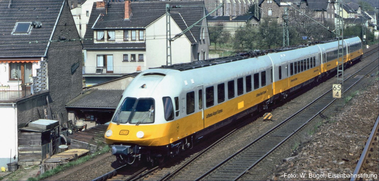 Bw Düsseldorf 1, DB/Lufthansa, 4-teilig: 2x Avm (Abteilwagen), 1xApm (Großraumwagen), 1x ARpm (Halbspeisewagen), lackiert in kieselgrau, melonengelb, graubraun; Einholm-Stromabnehmer