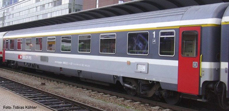 Beschriftungsvarianten A-C, 2. Klasse, verkehrsgrau/lichgrau/umbragrau, Türen rot, Fiat-Drehgestelle