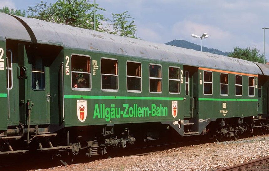 Lackierung umbrabraun/chromoxydgrün, Anschriftfarbe elfenbein, mit hellgrüner Anschrift "Allgäu-Zollern-Bahn" und hellgrünen Zierstreifen, Minden-Deutz Drehgestelle, Aufpreis für Finescale 50€