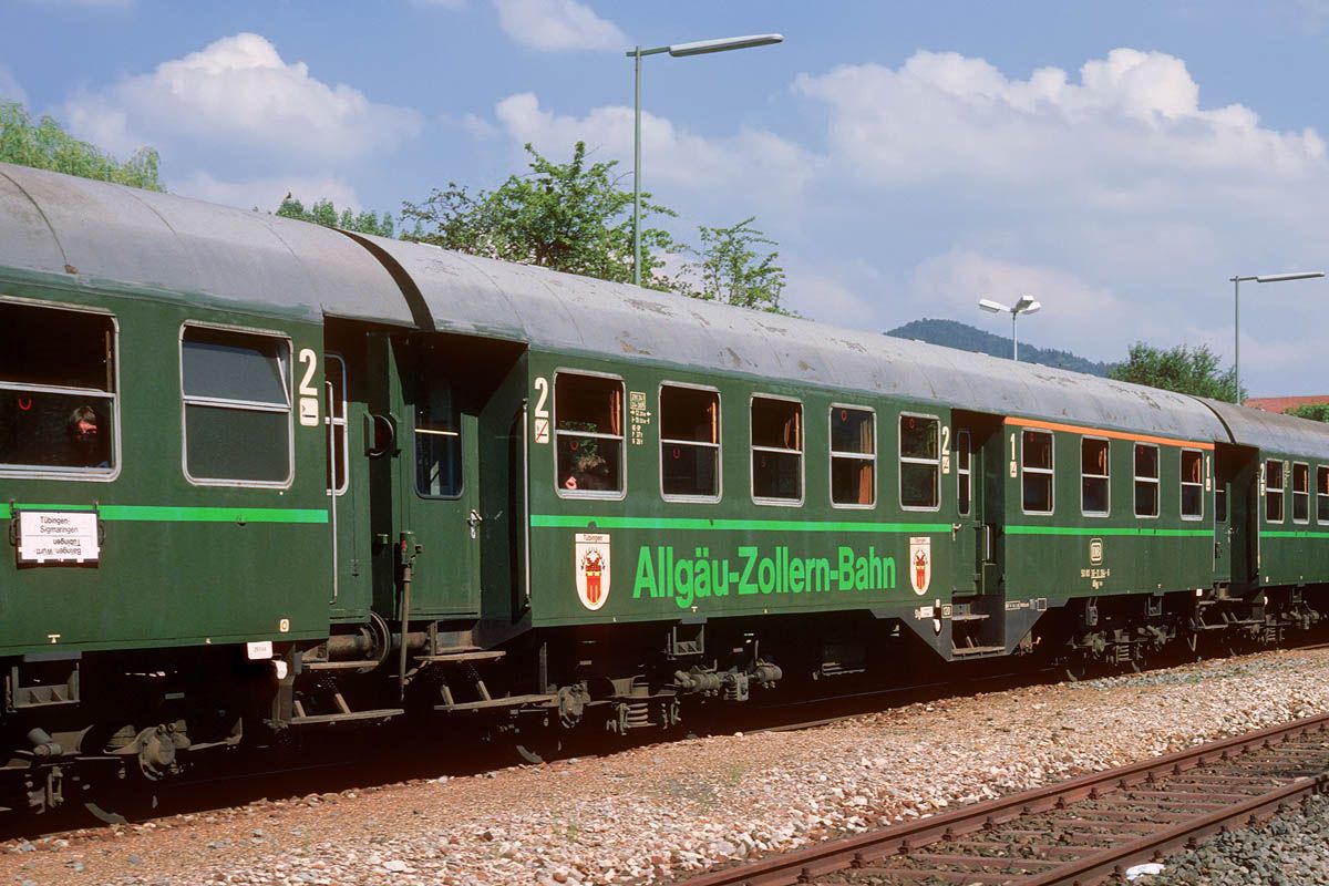 Lackierung umbrabraun/chromoxydgrün, Anschriftfarbe elfenbein, mit hellgrüner Anschrift "Allgäu-Zollern-Bahn" und hellgrünen Zierstreifen, Preußische Drehgestelle, Aufpreis für Finescale 50€