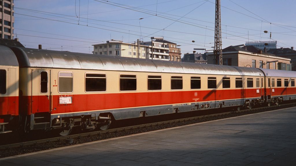 Beschriftungsvarianten A-B, 1. Klasse, Abteilwagen, purpurrot/elfenbein, Schürze schwarz, Messing-Handarbeitsmodell