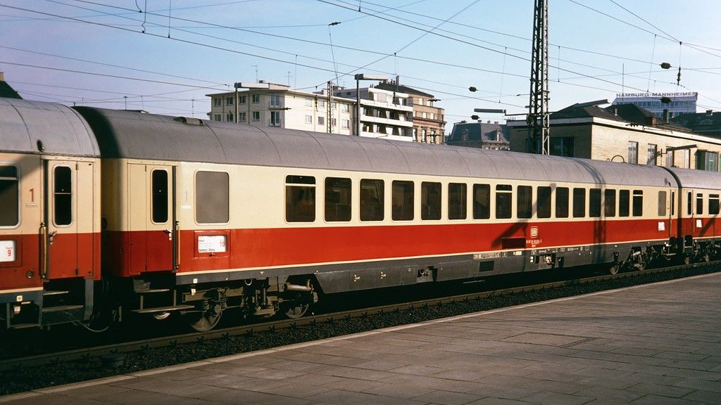 FINESCALE, Beschriftungsvarianten A-B, 1. Klasse, Großraumwagen, purpurrot/elfenbein, Schürze schwarz, Messing-Handarbeitsmodell